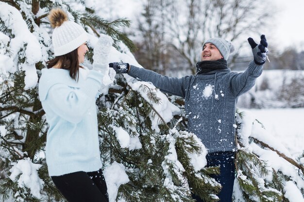 Foto gratuita pareja jugando bolas de nieve