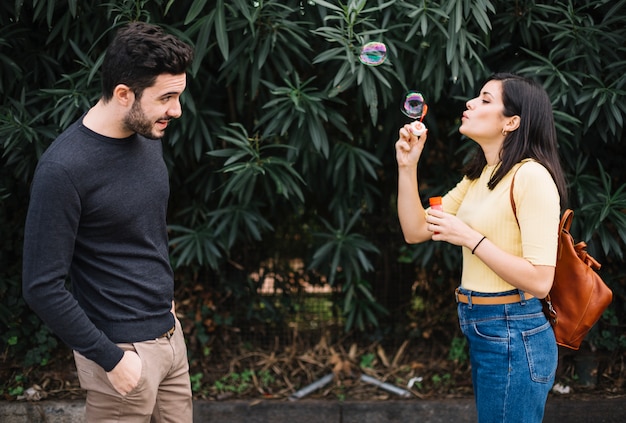 Foto gratuita pareja jugando con burbujas