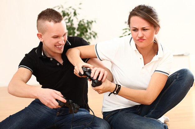 pareja jugando en casa