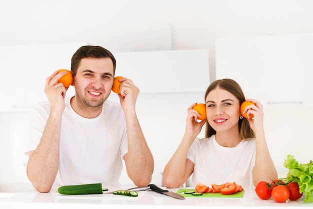 Foto gratuita pareja jugando con frutas