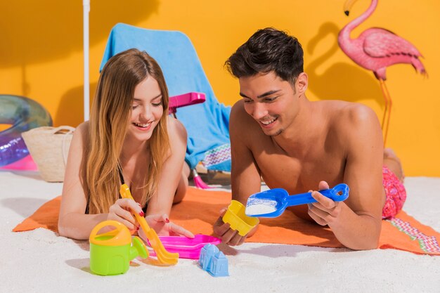 Pareja jugando juguetes de playa