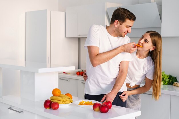 Pareja jugando mientras cocina