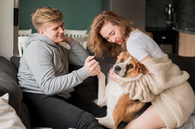 Pareja jugando con perro