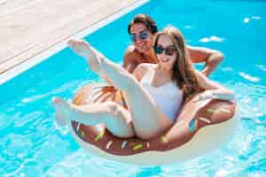 Foto gratuita pareja jugando en la piscina