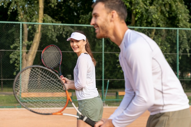 Pareja jugando tenis en dúo