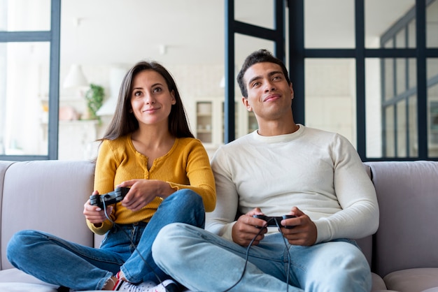 Pareja jugando videojuegos juntos