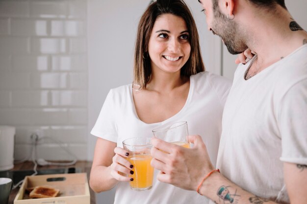 Pareja con jugo mirando el uno al otro