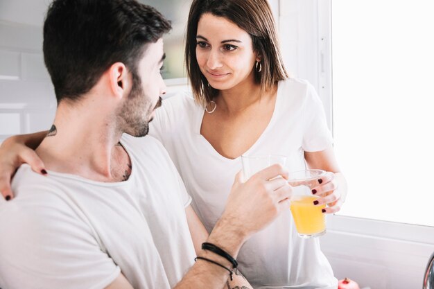 Pareja con jugo mirando el uno al otro