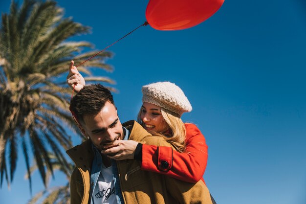 Pareja juguetona en el cielo azul de la costa