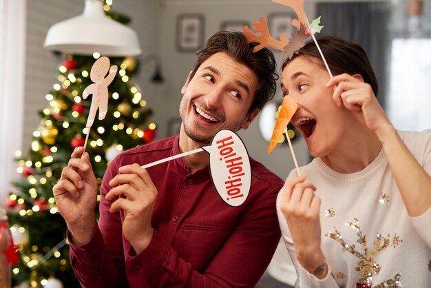 Pareja juguetona en máscaras de Navidad