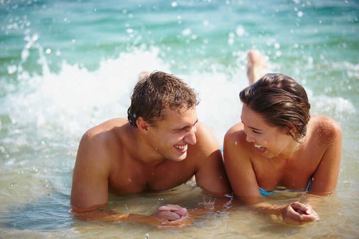 Pareja juguetona en la playa
