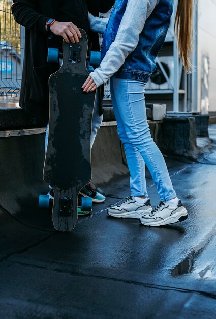 Pareja junto al aire libre con patineta