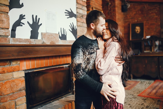 Foto gratuita pareja junto a la chimenea