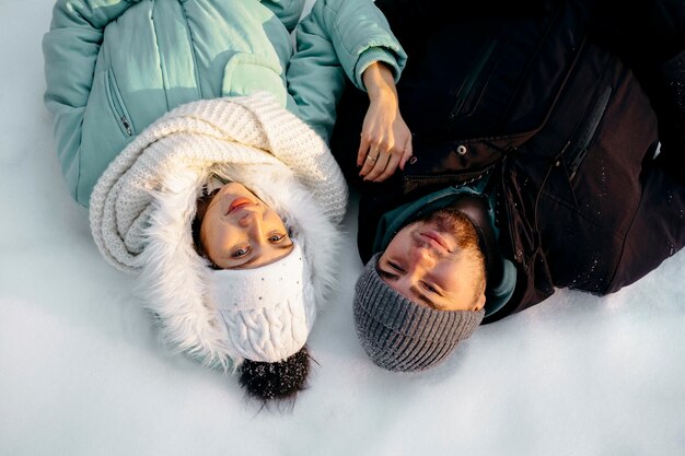 Foto gratuita pareja juntos al aire libre en invierno