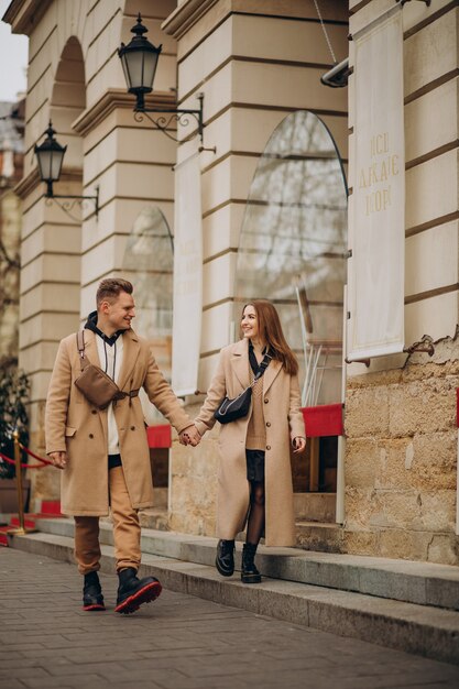 Pareja juntos caminando en la calle el día de San Valentín