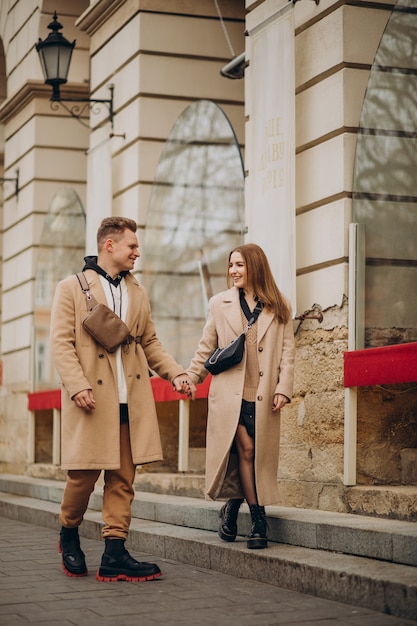 Pareja juntos caminando en la calle el día de San Valentín