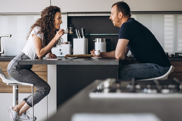 Pareja juntos en la cocina tomando café