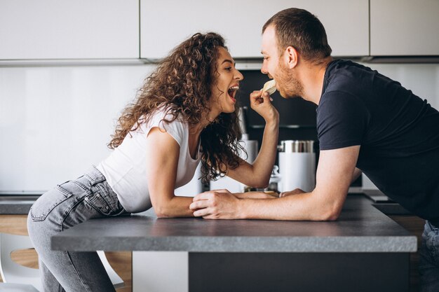 Pareja juntos en la cocina tomando café