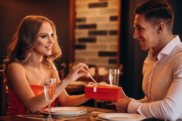 Foto gratuita pareja juntos en el día de san valentín en un restaurante.