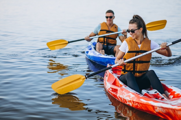 Pareja juntos en kayak en el río