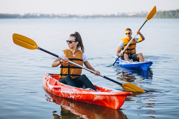 Pareja juntos en kayak en el río