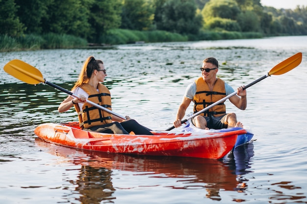 Pareja juntos en kayak en el río