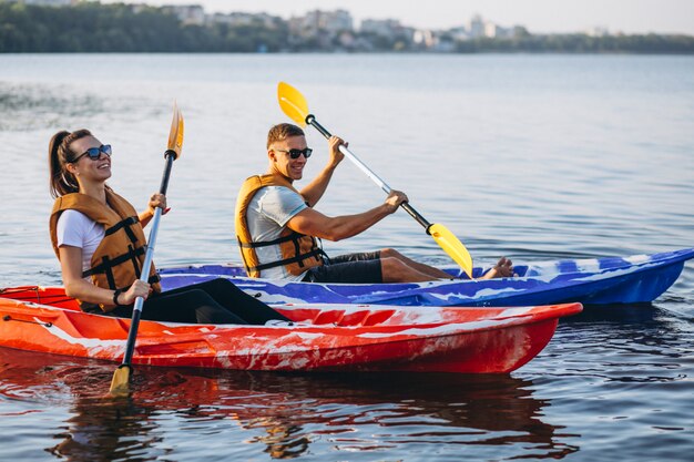 Pareja juntos en kayak en el río