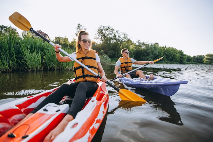 Foto gratuito pareja juntos en kayak en el río