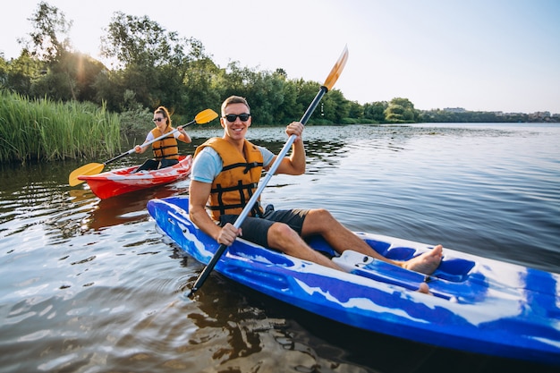 Pareja juntos en kayak en el río