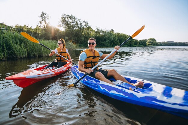 Pareja juntos en kayak en el río