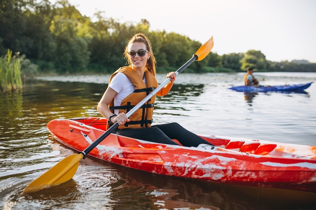 Pareja juntos en kayak en el río