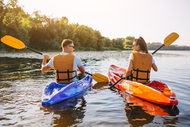 Pareja juntos en kayak en el río