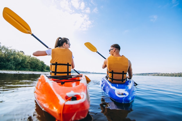 Foto gratuita pareja juntos en kayak en el río