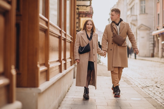 Pareja juntos en Navidad en la calle