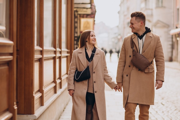 Foto gratuita pareja juntos en navidad en la calle