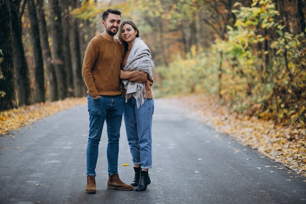 Pareja juntos en el parque cubierto de manta