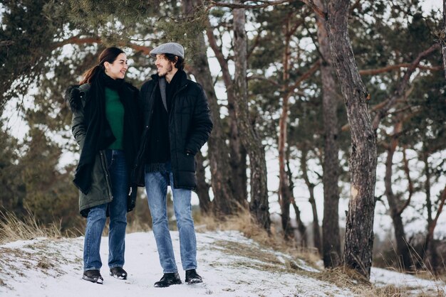 Pareja juntos en el parque de invierno divirtiéndose