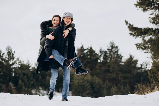 Pareja juntos en el parque de invierno divirtiéndose