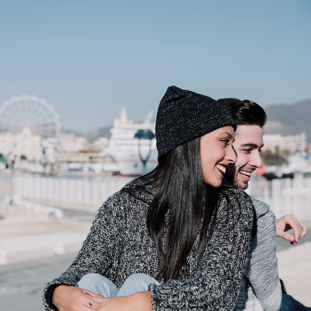 Foto gratuita pareja juntos por un puerto