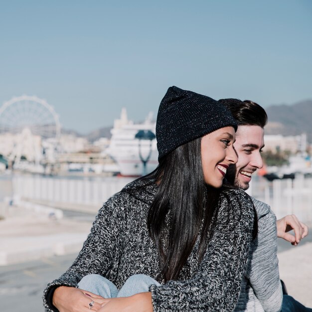 Pareja juntos por un puerto