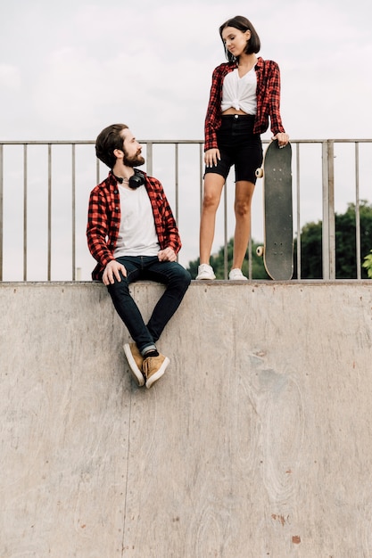 Foto gratuita pareja juntos en el skate park