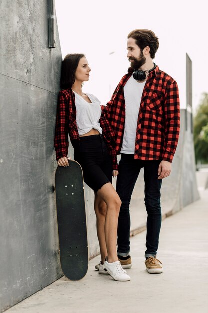 Pareja juntos en el skate park