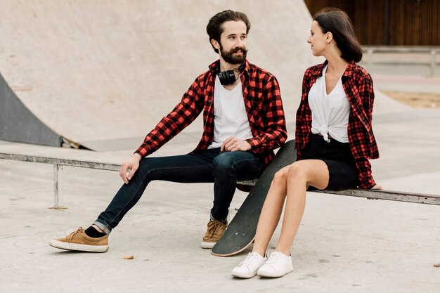 Pareja juntos en el skate park