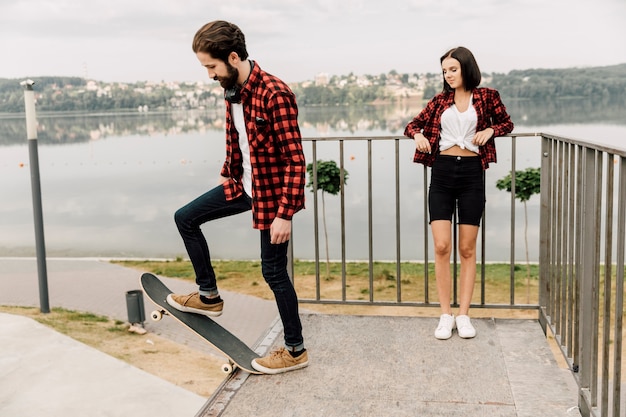 Pareja juntos en el skate park