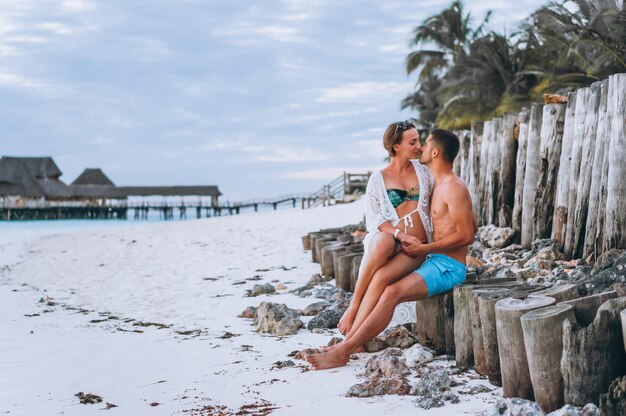 Pareja juntos en unas vacaciones junto al mar