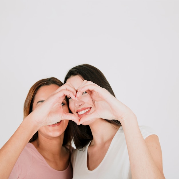 Pareja lesbiana gesticulando corazón