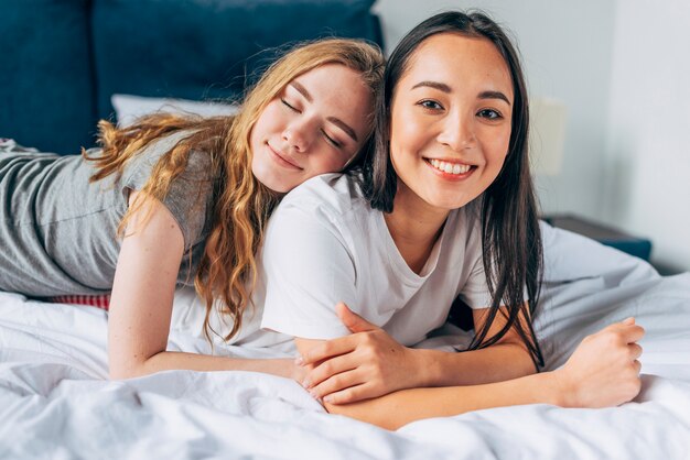 Pareja de lesbianas acostado en la cama juntos