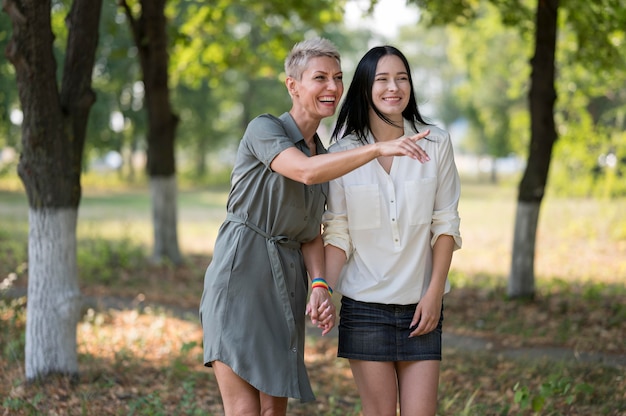 Pareja de lesbianas al aire libre tomados de la mano