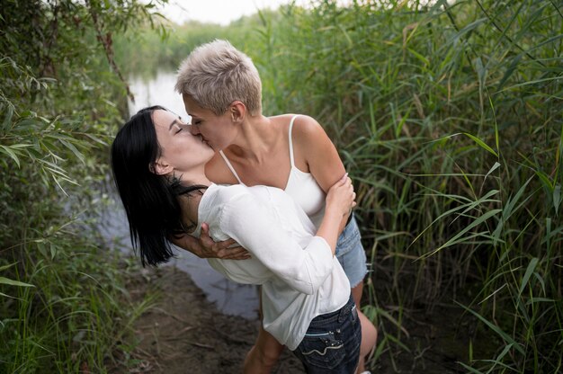 Pareja de lesbianas de alto ángulo besándose