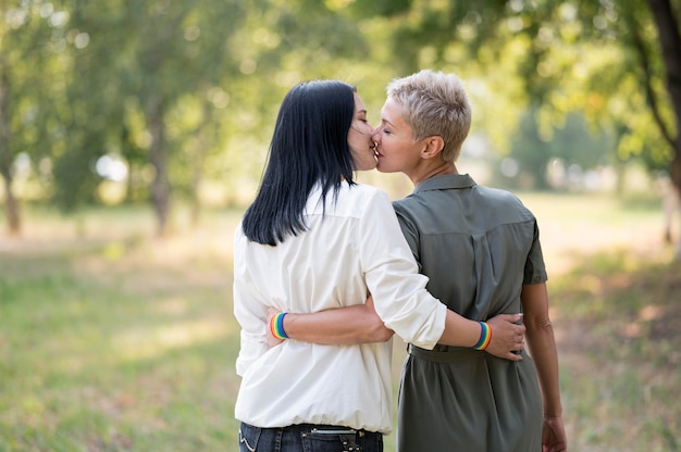 Pareja de lesbianas de alto ángulo besándose